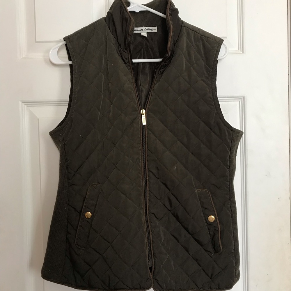 ❤️ Army green puffer vest!